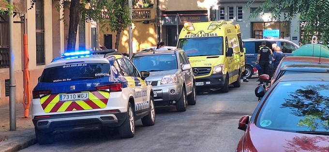 Els serveis d'emergències atenent a la víctima